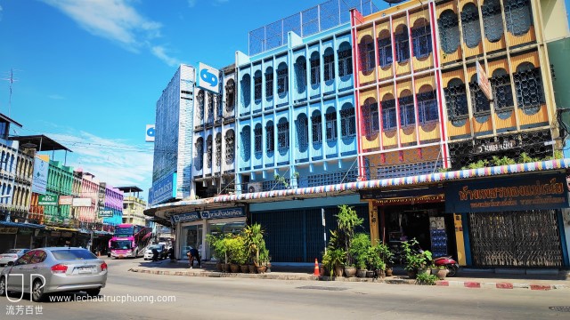 Chợ Maeklong - Những tòa nhà rực rỡ sắc màu.