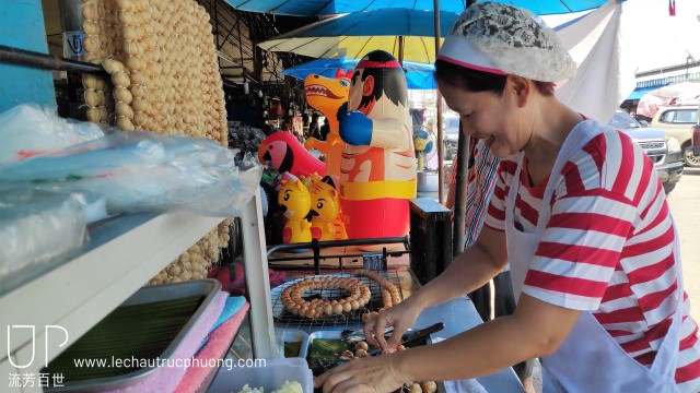 Chợ Maeklong - Cô bán thịt viên nướng