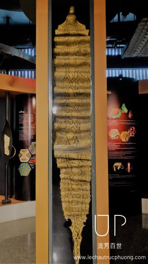 Bộ da rắn khủng được trưng bày tại Trại Rắn.